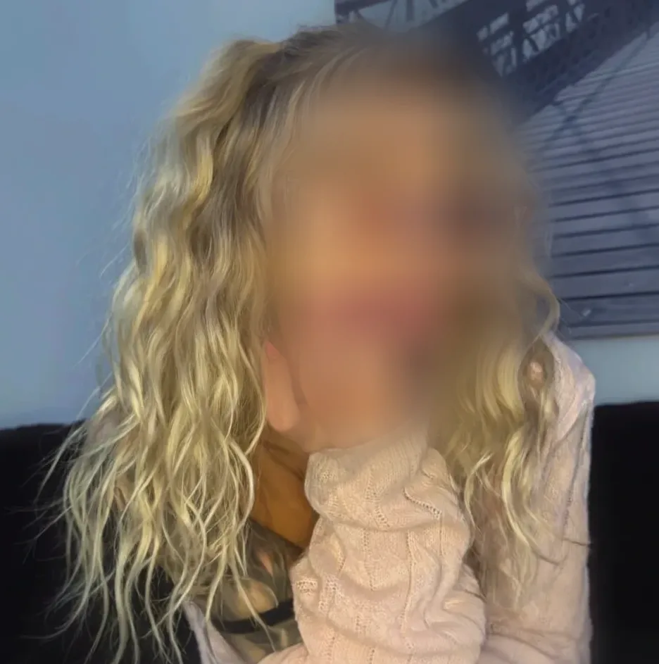Julia, 23